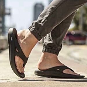 OOFOS White/Light Gray OOlala Luxe Thong Comfort Sandals M6 W8 UNISEX